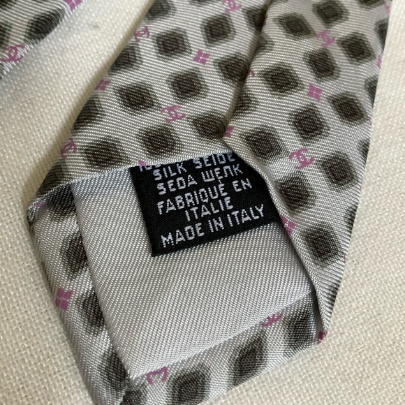 CHANEL Silk Classic CC Logo Design - Picture 6 of 6